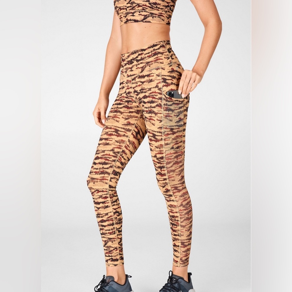 Fabletics woman’s Camouflage Print Leggings Size small.